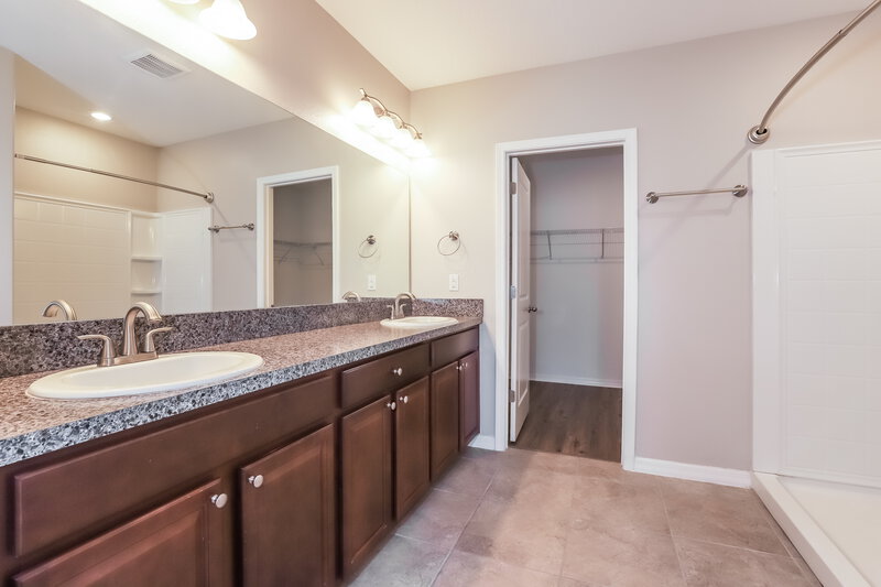 2,800/Mo, 1909 Broad Winged Hawk Dr Ruskin, FL 33570 Main Bathroom View