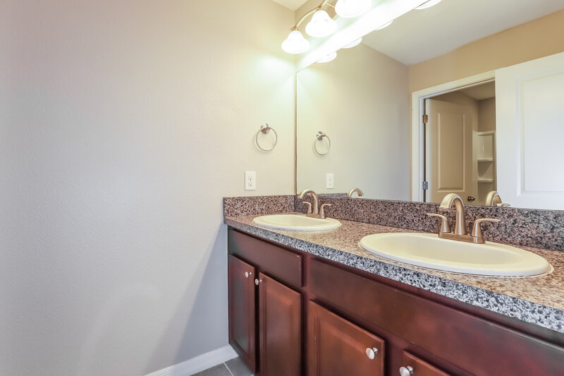 2,800/Mo, 1909 Broad Winged Hawk Dr Ruskin, FL 33570 Bathroom View