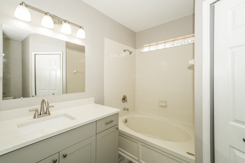 2,040/Mo, 416 Summer Sails Dr Valrico, FL 33594 Main Bathroom View