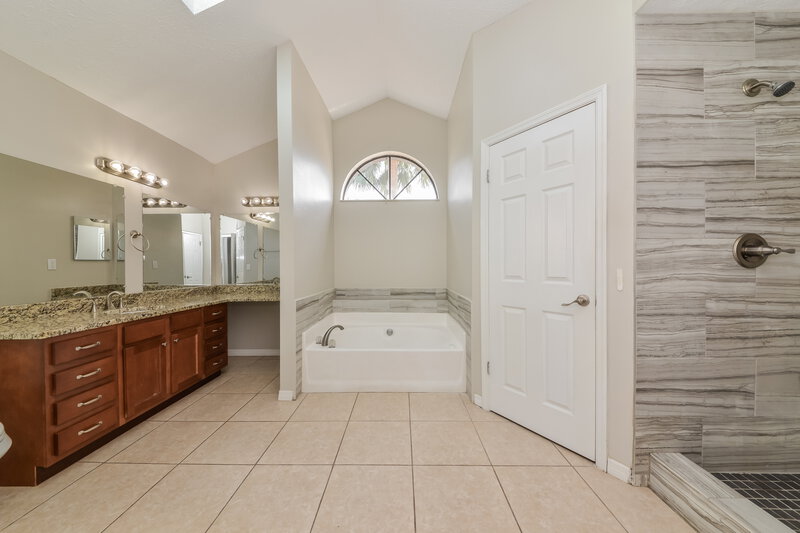 2,465/Mo, 4204 Spring Way Cir Valrico, FL 33596 Main Bathroom View