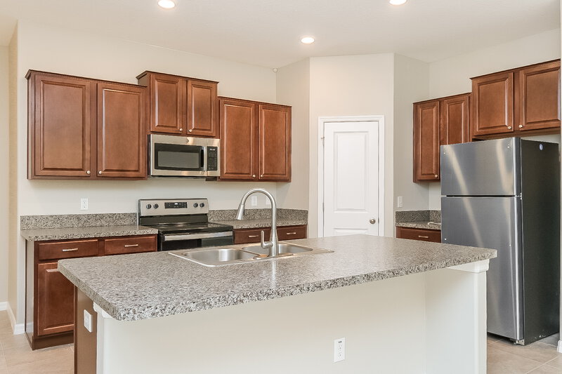 2,475/Mo, 204 Archcliffe Point Pl Dover, FL 33527 Kitchen View
