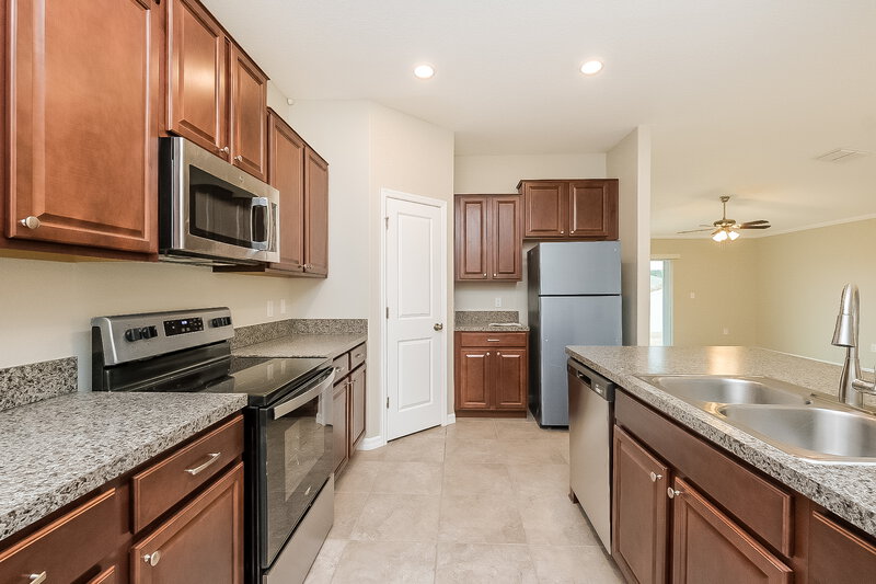 2,475/Mo, 204 Archcliffe Point Pl Dover, FL 33527 Kitchen View 2