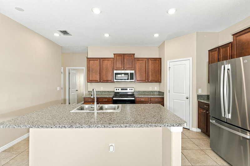 2,510/Mo, 204 Archcliffe Point Pl Dover, FL 33527 Kitchen View