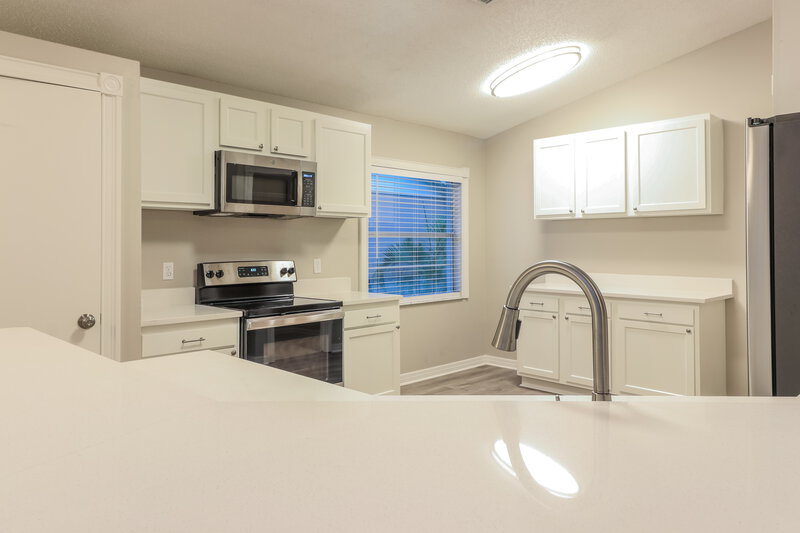2,370/Mo, 1824 Tinsmith Cir Lutz, FL 33559 Kitchen View
