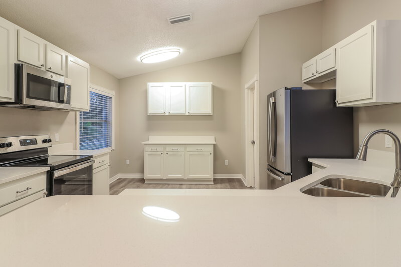 2,370/Mo, 1824 Tinsmith Cir Lutz, FL 33559 Kitchen View 2