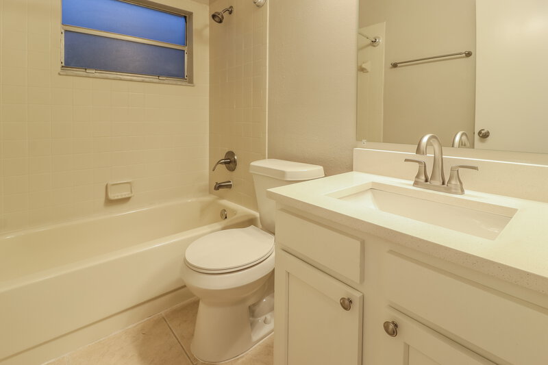 2,370/Mo, 1824 Tinsmith Cir Lutz, FL 33559 Bathroom View