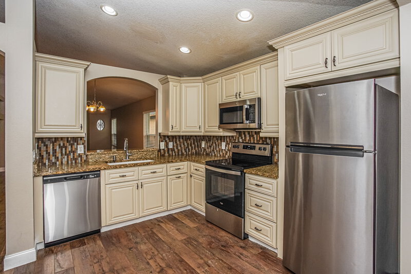 2,035/Mo, 10610 Navigation Dr Riverview, FL 33579 Kitchen View 2