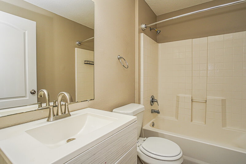 2,035/Mo, 10610 Navigation Dr Riverview, FL 33579 Main Bathroom View