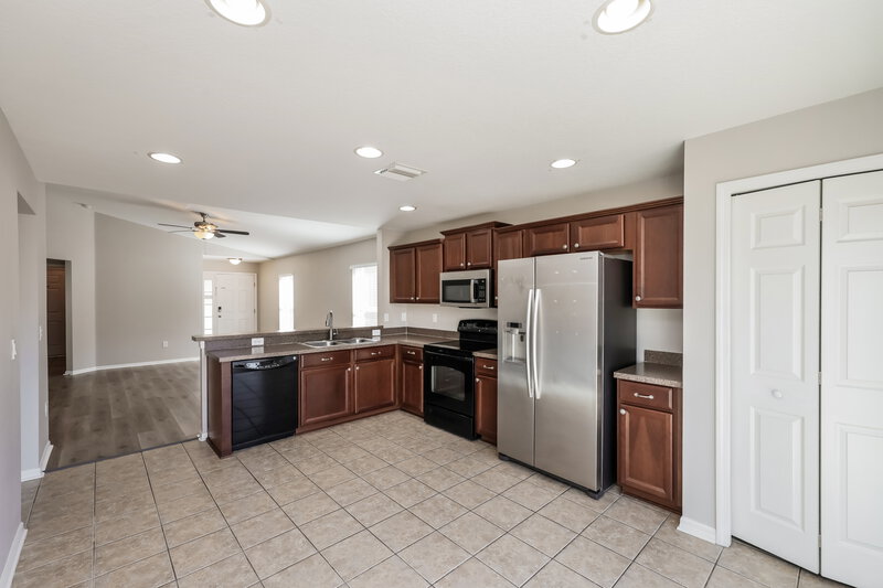 1,865/Mo, 809 College Chase Dr Ruskin, FL 33570 Kitchen View