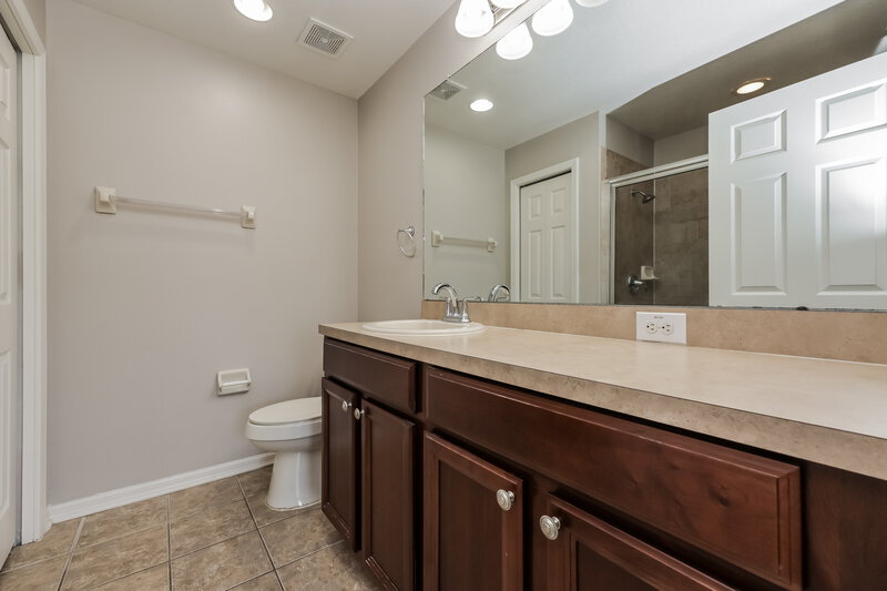 1,865/Mo, 809 College Chase Dr Ruskin, FL 33570 Main Bathroom View