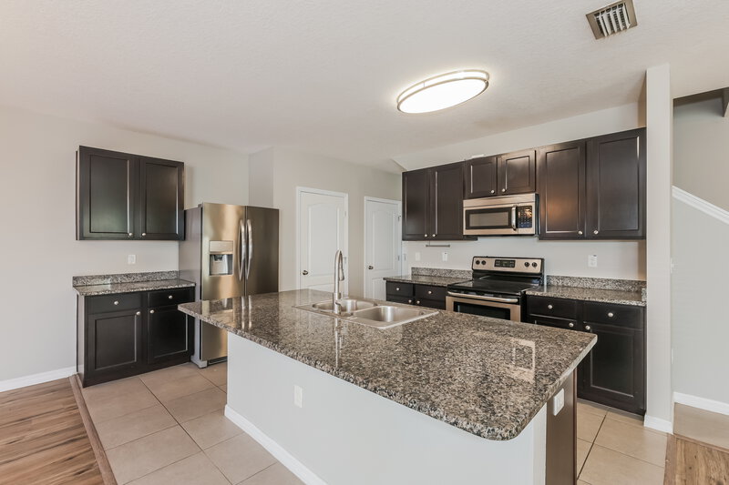 2,055/Mo, 1809 Greenwood Valley Dr Plant City, FL 33563 Kitchen View 2