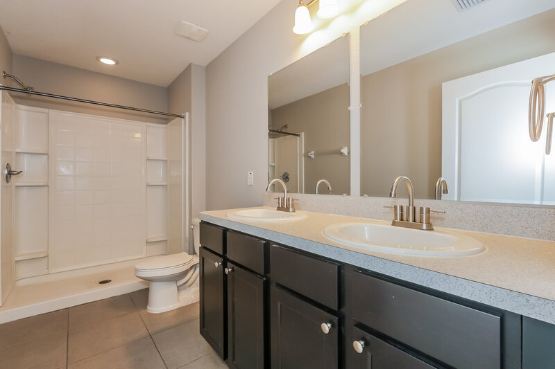 2,055/Mo, 1809 Greenwood Valley Dr Plant City, FL 33563 Main Bathroom View