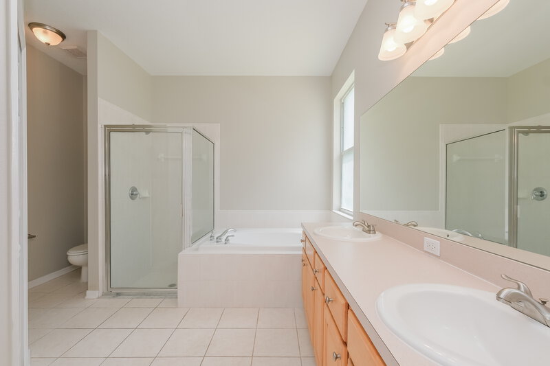 2,400/Mo, 1621 Cresson Ridge Ln Brandon, FL 33510 Main Bathroom View