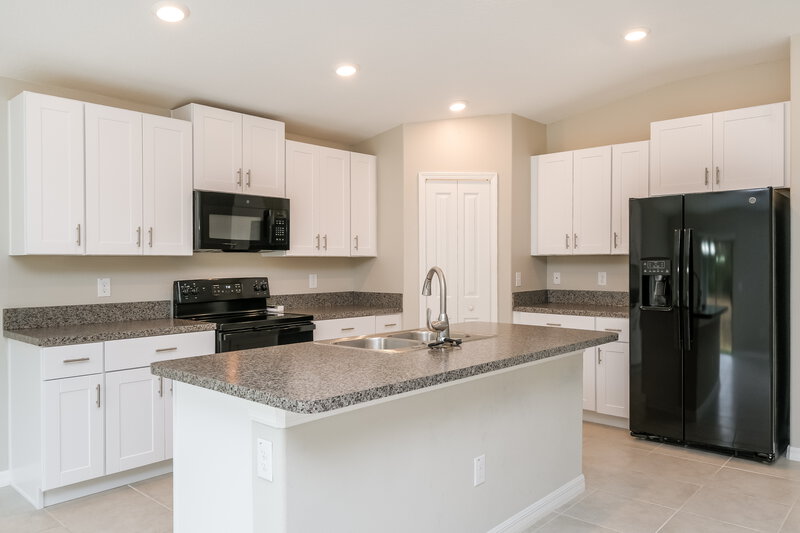 2,245/Mo, 39950 Harmon Grove Ct Zephyrhills, FL 33540 Kitchen View 2