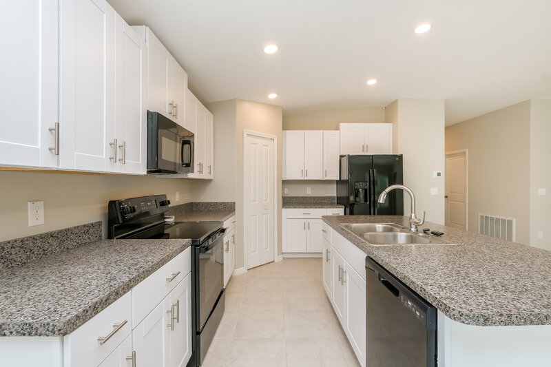 2,245/Mo, 39950 Harmon Grove Ct Zephyrhills, FL 33540 Kitchen View 3