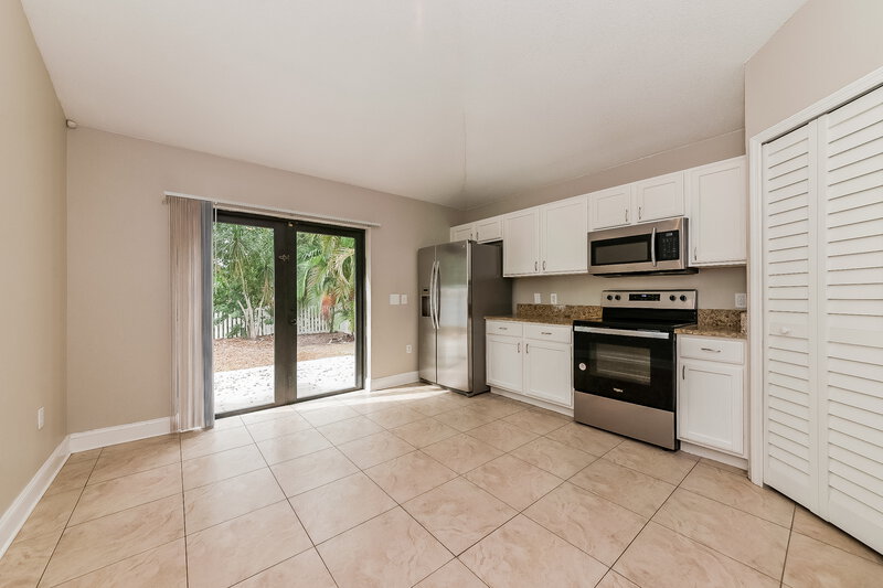 1,790/Mo, 1018 Brenton Leaf Dr Ruskin, FL 33570 Kitchen View 2