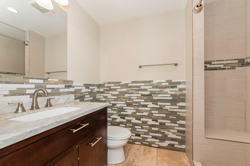 1,790/Mo, 1018 Brenton Leaf Dr Ruskin, FL 33570 Bathroom View