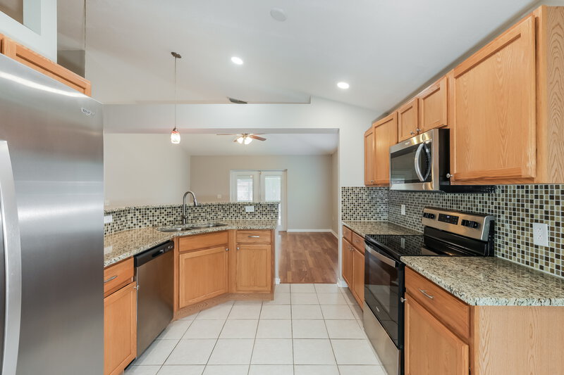 2,315/Mo, 1309 Alhambra Crest Dr Ruskin, FL 33570 Kitchen View