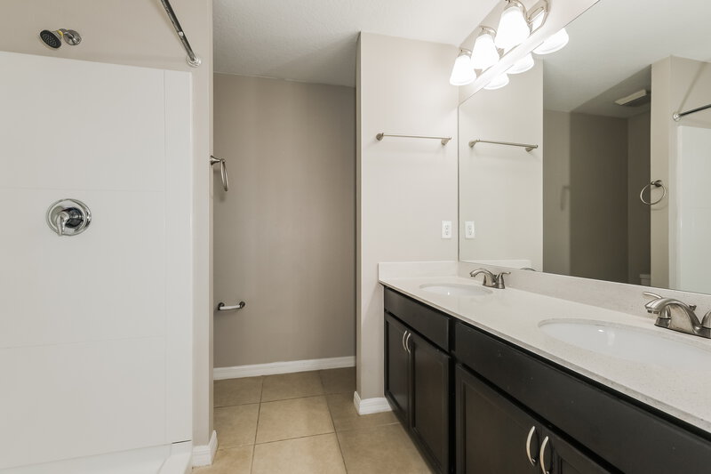 1,945/Mo, 6953 Redbay Dr Brooksville, FL 34602 Main Bathroom View
