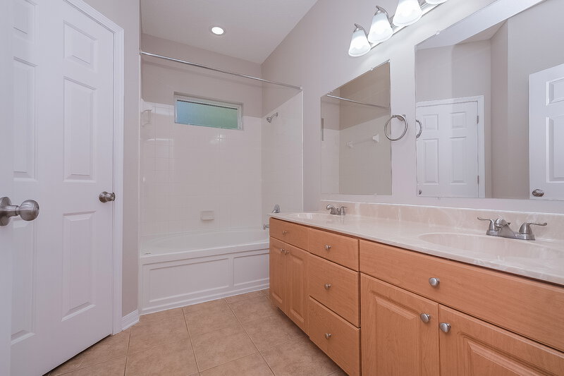 2,970/Mo, 2520 Deer Forest Dr Lutz, FL 33559 Main Bathroom View