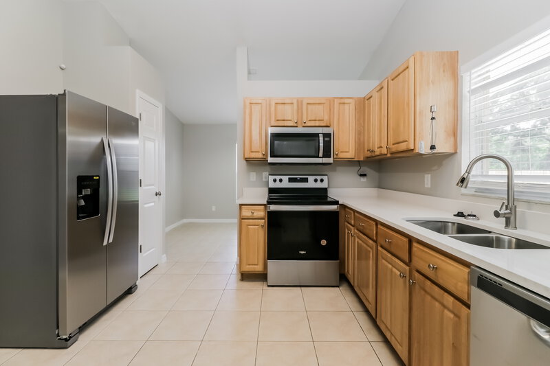 2,700/Mo, 3238 Riverdale Dr Dade City, FL 33523 Kitchen View 2