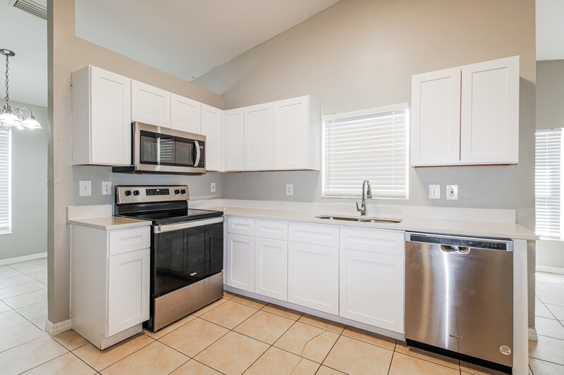 1,745/Mo, 3238 Riverdale Dr Dade City, FL 33523 Kitchen View 2