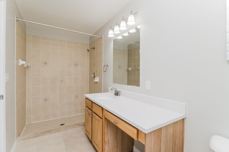 2,700/Mo, 3238 Riverdale Dr Dade City, FL 33523 Main Bathroom View