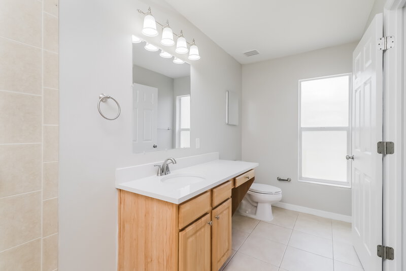 2,700/Mo, 3238 Riverdale Dr Dade City, FL 33523 Main Bathroom View 2