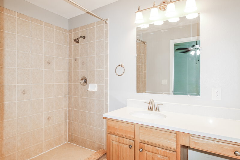 1,745/Mo, 3238 Riverdale Dr Dade City, FL 33523 Main Bathroom View