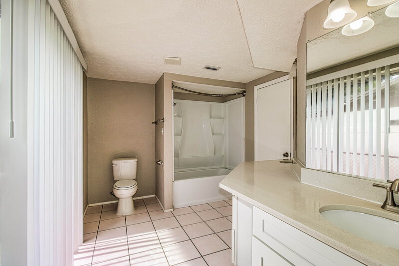 1,750/Mo, 7043 Fireside Dr Port Richey, FL 34668 Main Bathroom View
