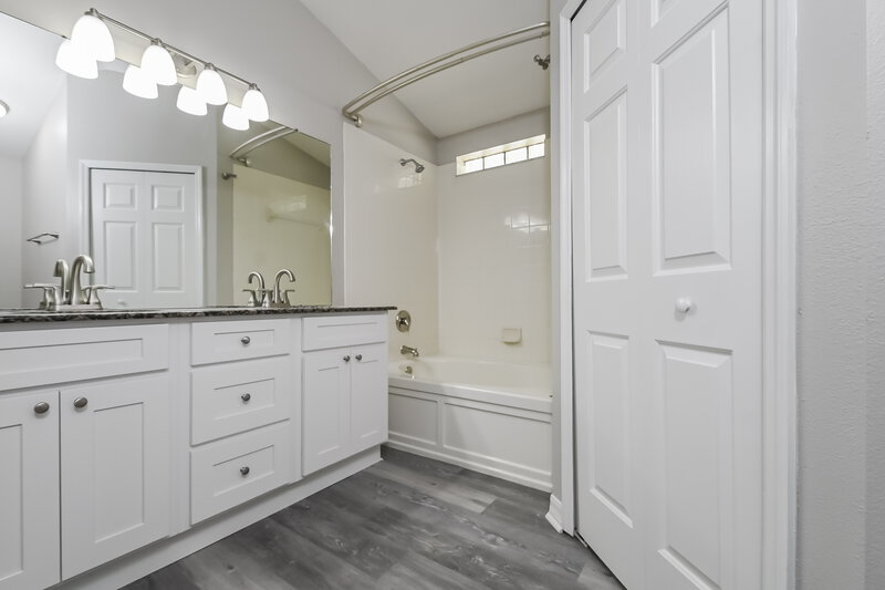 2,195/Mo, 3208 Summer Cruise Dr Valrico, FL 33594 Main Bathroom View