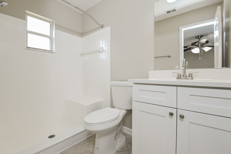 2,000/Mo, 1545 Watson Oaks Ct Lakeland, FL 33809 Main Bathroom View