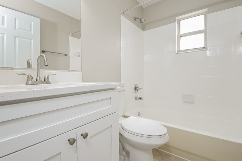 2,000/Mo, 1545 Watson Oaks Ct Lakeland, FL 33809 Bathroom View