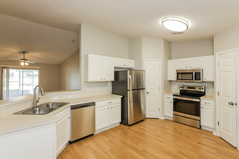 3,280/Mo, 12932 Kings Lake Dr Gibsonton, FL 33534 Kitchen View 2