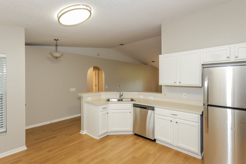 3,280/Mo, 12932 Kings Lake Dr Gibsonton, FL 33534 Kitchen View 3