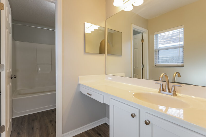 3,280/Mo, 12932 Kings Lake Dr Gibsonton, FL 33534 Bathroom View