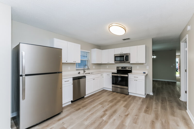 1,920/Mo, 1033 S New York Ave Lakeland, FL 33803 Kitchen View 2