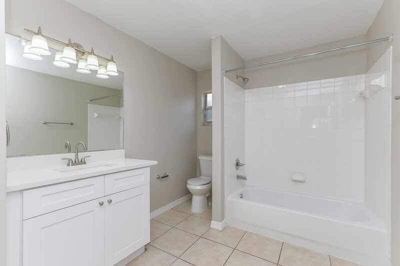 1,920/Mo, 1033 S New York Ave Lakeland, FL 33803 Main Bathroom View