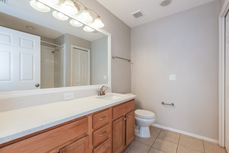 2,090/Mo, 8733 Morrison Oaks Ct Temple Terrace, FL 33637 Main Bathroom View