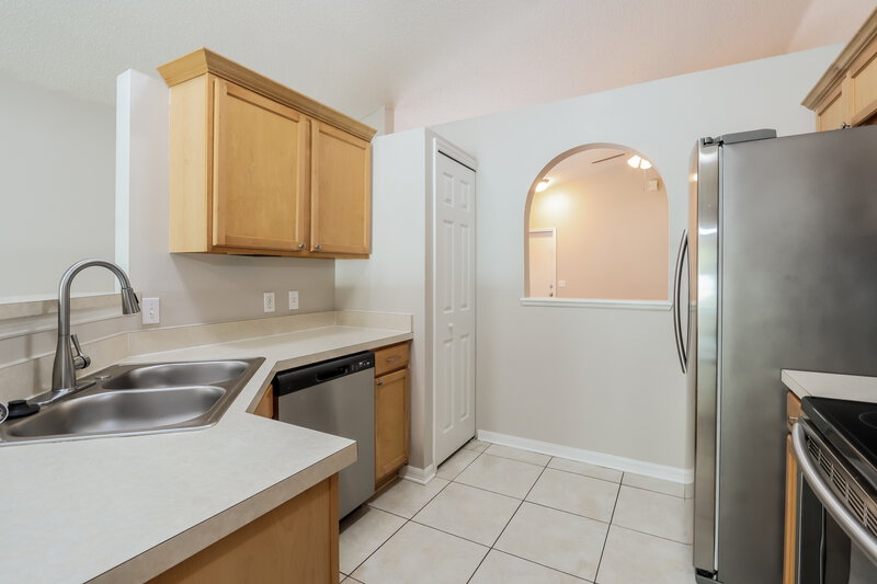 2,240/Mo, 13517 Padron Ct Riverview, FL 33579 Kitchen View 2