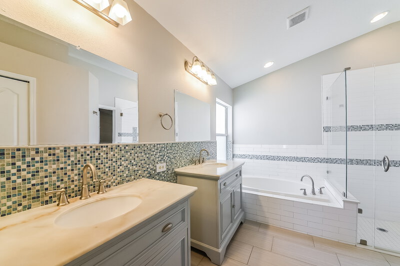 2,535/Mo, 11451 Weston Course Loop Riverview, FL 33579 Main Bathroom View