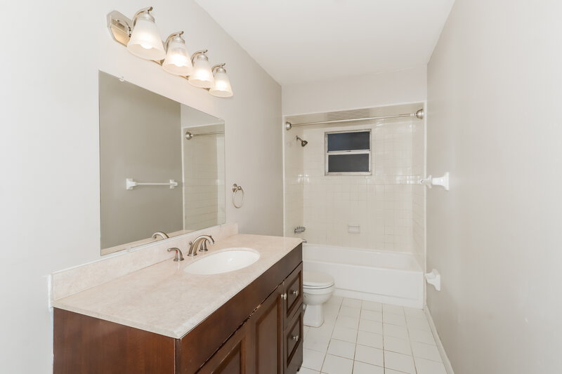 2,000/Mo, 4938 Hidden Hills Dr Lakeland, FL 33812 Main Bathroom View