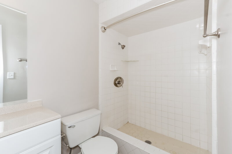 2,000/Mo, 4938 Hidden Hills Dr Lakeland, FL 33812 Bathroom View