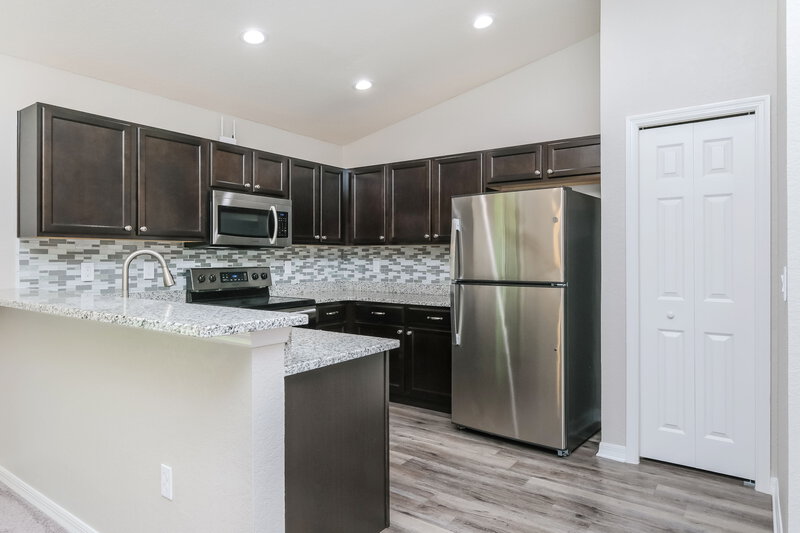 3,170/Mo, 8006 Brookeshire Dr Lakeland, FL 33809 Kitchen View 2