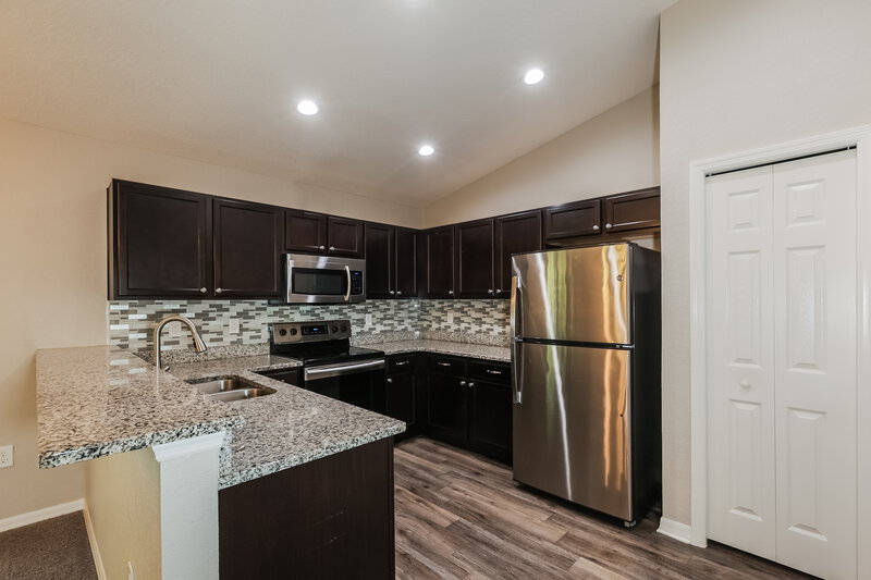 1,950/Mo, 8006 Brookeshire Dr Lakeland, FL 33809 Kitchen View
