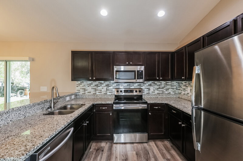 1,950/Mo, 8006 Brookeshire Dr Lakeland, FL 33809 Kitchen View 2