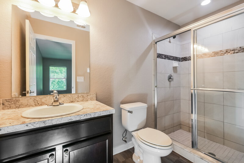 1,950/Mo, 8006 Brookeshire Dr Lakeland, FL 33809 Main Bathroom View