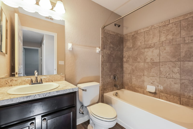 1,950/Mo, 8006 Brookeshire Dr Lakeland, FL 33809 Bathroom View