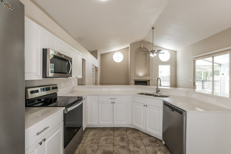 2,780/Mo, 3322 Silverpond Dr Plant City, FL 33566 Kitchen View 2