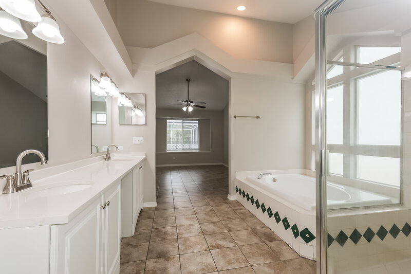 2,780/Mo, 3322 Silverpond Dr Plant City, FL 33566 Main Bathroom View 2